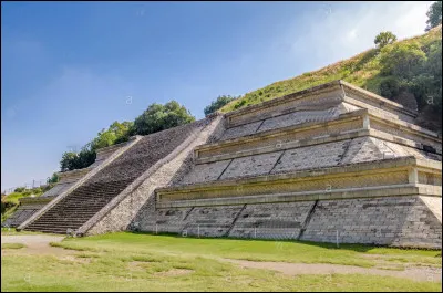 La pyramide de Cholula, au Mexique, pourrait contenir, par sa superficie, ... fois celle de Gizeh ! (Complétez !)