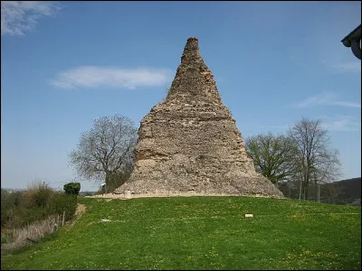 On n'a pas attendu le Louvre pour construire des pyramides, en Gaule ! Celle-ci, à l'origine de 30 m de haut, est à ...