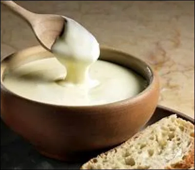 Quel est ce fromage à pâte fondue fabriqué en France-Comté avec du lait écrémé caillé, de l'eau et du beurre ?