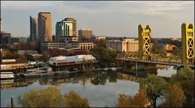 De quel État des États-Unis, Sacramento est-elle la capitale ?