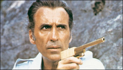 Qui joue le rôle de Francisco Scaramanga dans le film "L'Homme au pistolet d'or" ?