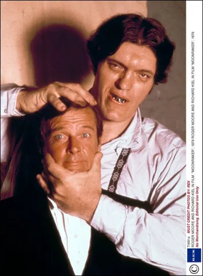 Qui joue le rôle de Requin dans "L'Espion qui m'aimait" et "Moonraker" ?