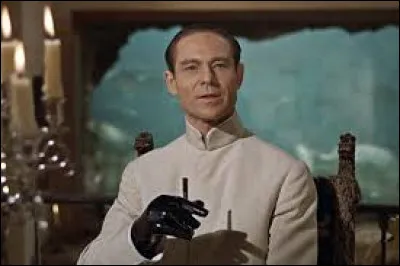 Qui joue le rôle de Dr No dans "James Bond contre Dr No" ?