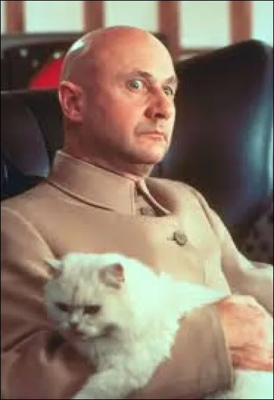 Quel acteur joue le rôle d'Ernst Stavro Blofeld dans le film "On ne vit que deux fois" ?