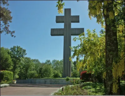 Cette croix de Lorraine est-elle un mémorial dédié à Charles de Gaulle ?