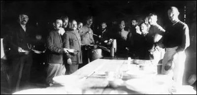 Charles de Gaulle fut-il blessé et fait prisonnier par les Allemands en 1916 à Douaumont et interné jusqu'à la libération en 1918 ?