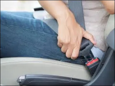 En quelle année la ceinture à l'arrière est-elle devenue obligatoire en France ?