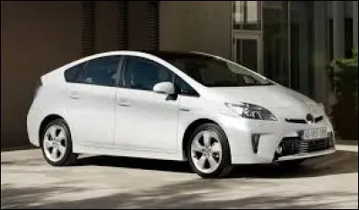 Quelle fut la première voiture à propulsion hybride (mi-essence, mi-électrique) ?