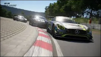 Sur quelle gamme de console peut-on jouer à la série de jeux vidéo "Gran Turismo" ?