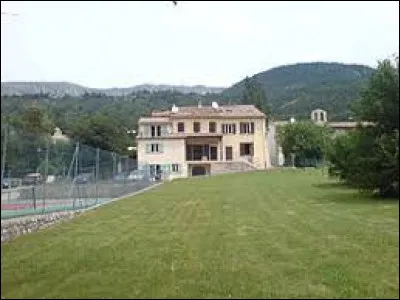 Petit tour en région P.A.C.A. à Peyroules. Commune de l'arrondissement de Castellane, dans le parc naturel régional du Verdon, elle se situe dans le département ...