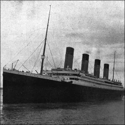 Quelle s&eacute;rie t&eacute;l&eacute;vis&eacute;e britannique commence par la nouvelle du naufrage du Titanic ?