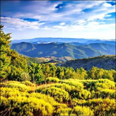 Quelle cha&icirc;ne montagneuse a pour point culminant le pic de Finiels ?