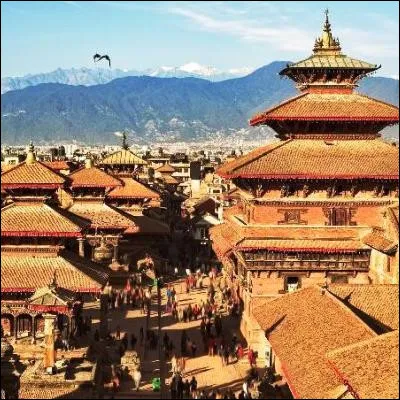 Quelle ville, pris&eacute;e des amateurs de trekking, est la capitale religieuse du N&eacute;pal ?