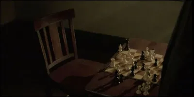 Dans la saison 4 épisode 14 "Ceux qui restent (3/3)", avec qui joue Hurley aux échecs à l'hôpital psychiatrique ?