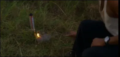 Dans l'épisode "Le Papillon de nuit" de la saison 1, qui déclenche la 3e fusée de détresse ?