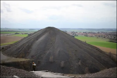 Qui est l'interpète de la chanson ''Tout in haut de ch'terril'' ?