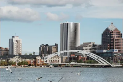 C'est le nom d'une ville du Minnesota de 120 000 habitants ; c'est aussi celui d'une ville de 200 000 habitants de l'État de New York, bordée par le lac Erié :
