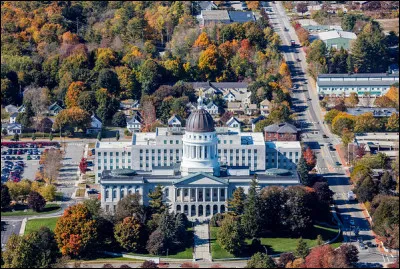 C'est le nom de la 3e ville de Géorgie avec 200 000 habitants ; c'est aussi le nom de la capitale du Maine (photo) :