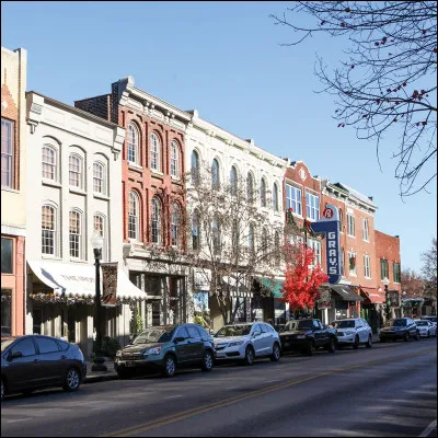 C'est le nom d'une ville de 65 000 habitants dans le Tennessee, ainsi que d'une ville de 30 000 habitants du Massachusetts située dans les environs de Boston :