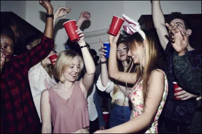 A une fête, t'es le genre de personne qui :