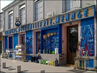 Avant l'arrivée des grandes surfaces de bricolage, chaque ville possédait des quincailleries. Ce commerce était souvent associé à un autre. Lequel ?