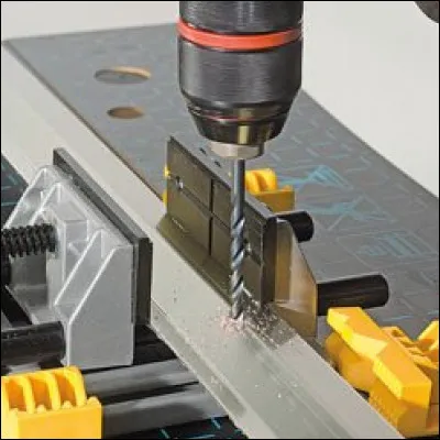 Sans vouloir vendre la mèche, quel est le nom de l'outil monté sur une perceuse pour perforer l'acier ?