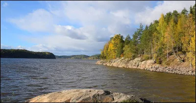 Comment s'appelle le lac le plus étendu d'Europe ?