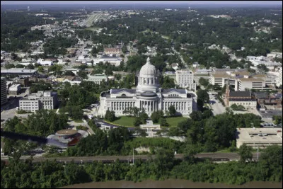 De quel Etat Jefferson city, 42 000 habitants, est-elle la capitale ?