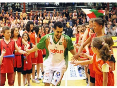 Lors d'un match de la JL Bourg, en 2011, le club de Foissiat a pu participer à la présentation des équipes. 
Qui est ce joueur que l'on voit taper dans les mains ?