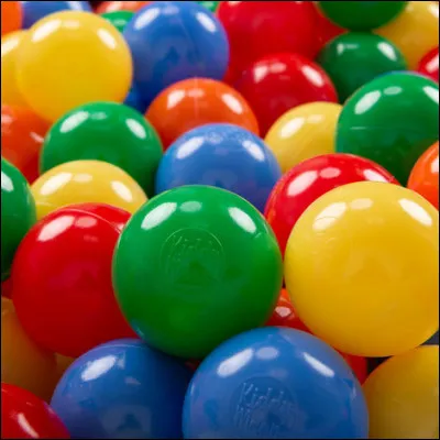 Zoé a 4 ballons roses.
Léo a 4 ballons bleus.
Combien ont-ils de ballons ?