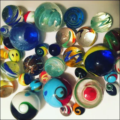 Au départ, j'ai 175 billes à l'école, à la récréation, j'ai gagné 25 billes au premier tour et encore 25 billes au second tour.
Combien de billes aurais-je au total ?