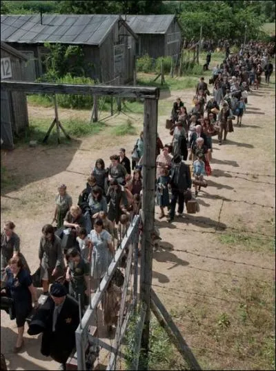 Aprs les premiers jours dans le stade, dans quel camp sont envoys les Juifs ?