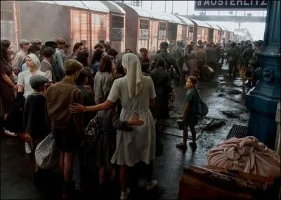 A quelle gare les Juifs prennent-ils le train pour arriver  cette destination ?