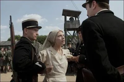 Dans ce camp de transition, que fait Annette pour protester contre la condition dplorable des Juifs dans le camp ?