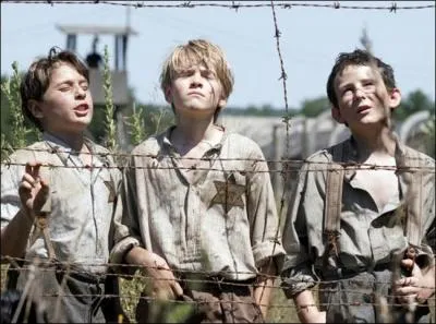 De quoi souffre le petit garon appel Simon dans le camp (le premier en partant de la droite) ?