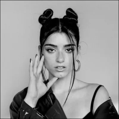 Quel est le premier single qu'elle a sorti ?