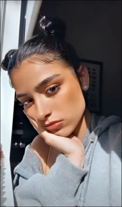 A-t-elle une chaîne Youtube ?