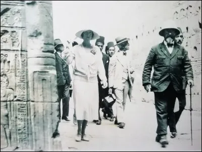 Après la guerre, je voyage beaucoup (États-Unis, Brésil, Congo, etc.) En 1923, en [quel pays ?], j'assiste officiellement à/aux ... (Complétez !)