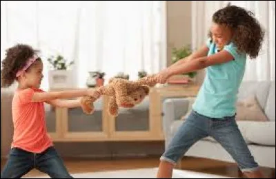 Ta sur ou ton frère t'embête, comment réagis-tu ?