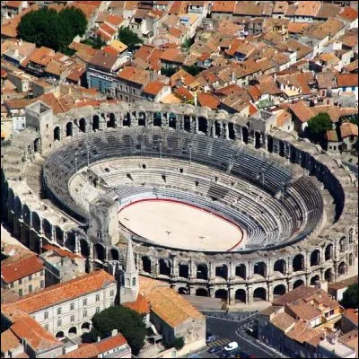 Quel amphithéâtre construit sous le règne de Domitien, l'un des plus grands de France, a été classé au patrimoine mondial de l'UNESCO ?