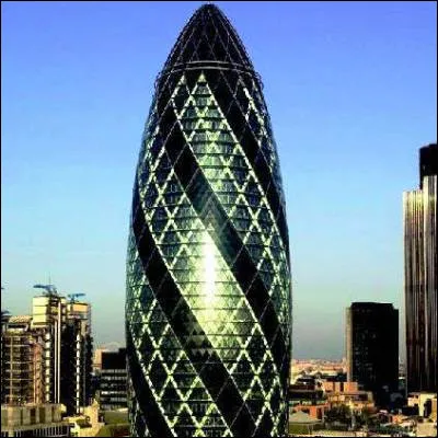 Quelle subdivision administrative de Londres abrite le gratte-ciel surnommé le "Cornichon" et le marché de Leadenhall ?