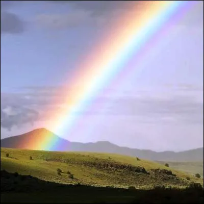 Quelle couleur constitue l'extrémité supérieure du spectre visible de la lumière en terme de fréquence ?
