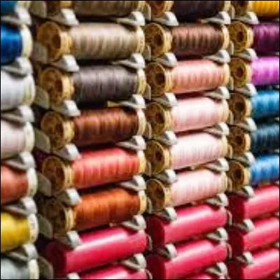 Quel marchand, aujourd'hui spécialisé dans les tissus et les articles de couture, n'avait au Moyen Âge pas le droit de fabriquer les articles qu'il vendait ?