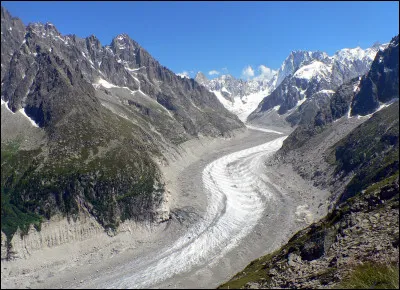 Quel est le nom du glacier du massif du Mont-Blanc, dans le département de la Haute-Savoie ?