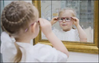 Vers quel âge, un enfant fait-il l'acquisition du ''stade du miroir'' ?