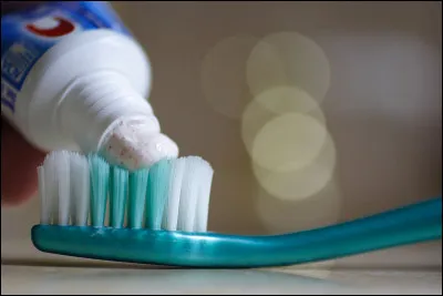 Quel composant du dentifrice prend soin de vos dents ?