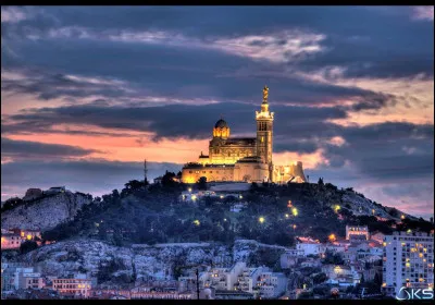 Quel est le véritable nom de l'église surnommée "La Bonne Mère" ?