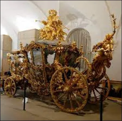 Deux ans pile apr&egrave;s le serment du Jeu de Paume, la famille royale quitte Paris en cachette pendant la nuit. Mais, ils se font reconna&icirc;tre et intercepter. Dans quelle ville ?