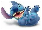 Lilo et Stitch. Comment ragit Stitch quand il se fait prendre en photo sur la plage ?