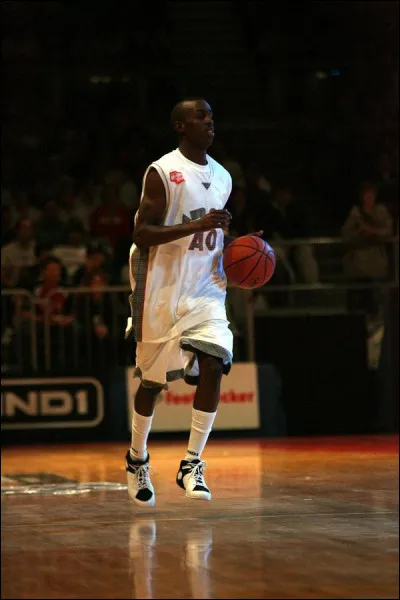 Il a aussi jou&eacute; en And1 et &eacute;tait surnomm&eacute; AO. C'est...